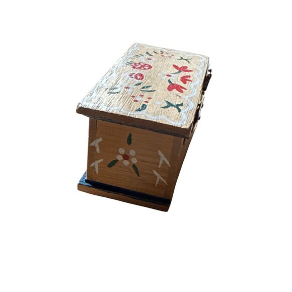 Dollhouse Miniature Vintage Wood Painted Chest Trunk Toy Chest 1:12 Scale - Picture 7 of 8